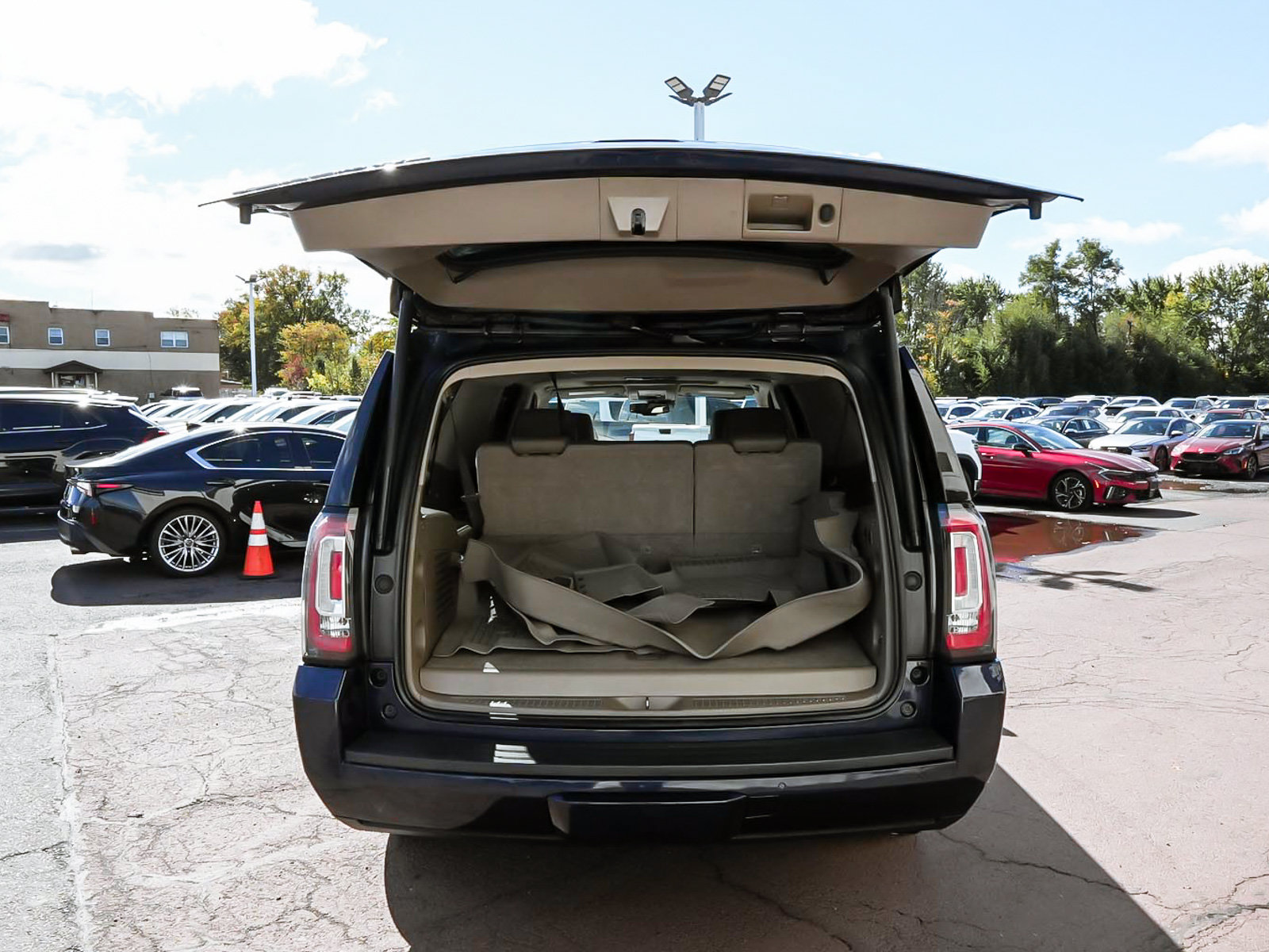 Used 2018 GMC Yukon XL SLT w/ Premium Edition AWD/4WD image 32
