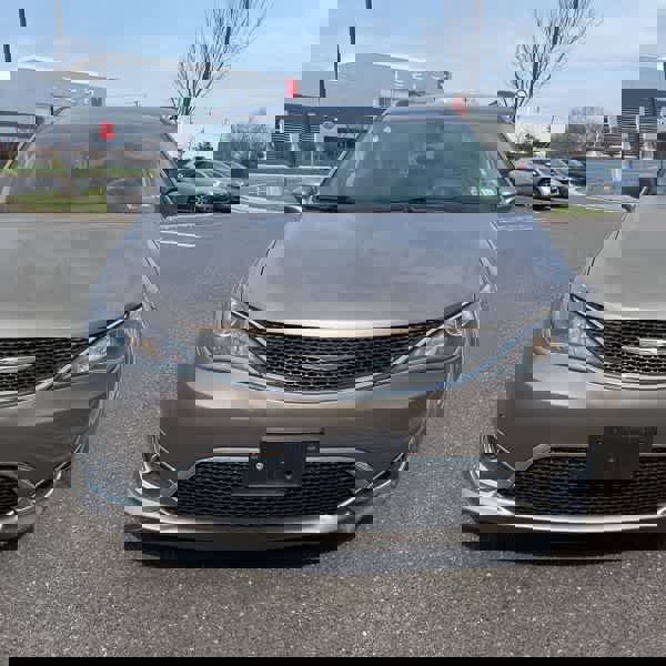 Used 2017 Chrysler Pacifica Touring-L Plus image 8