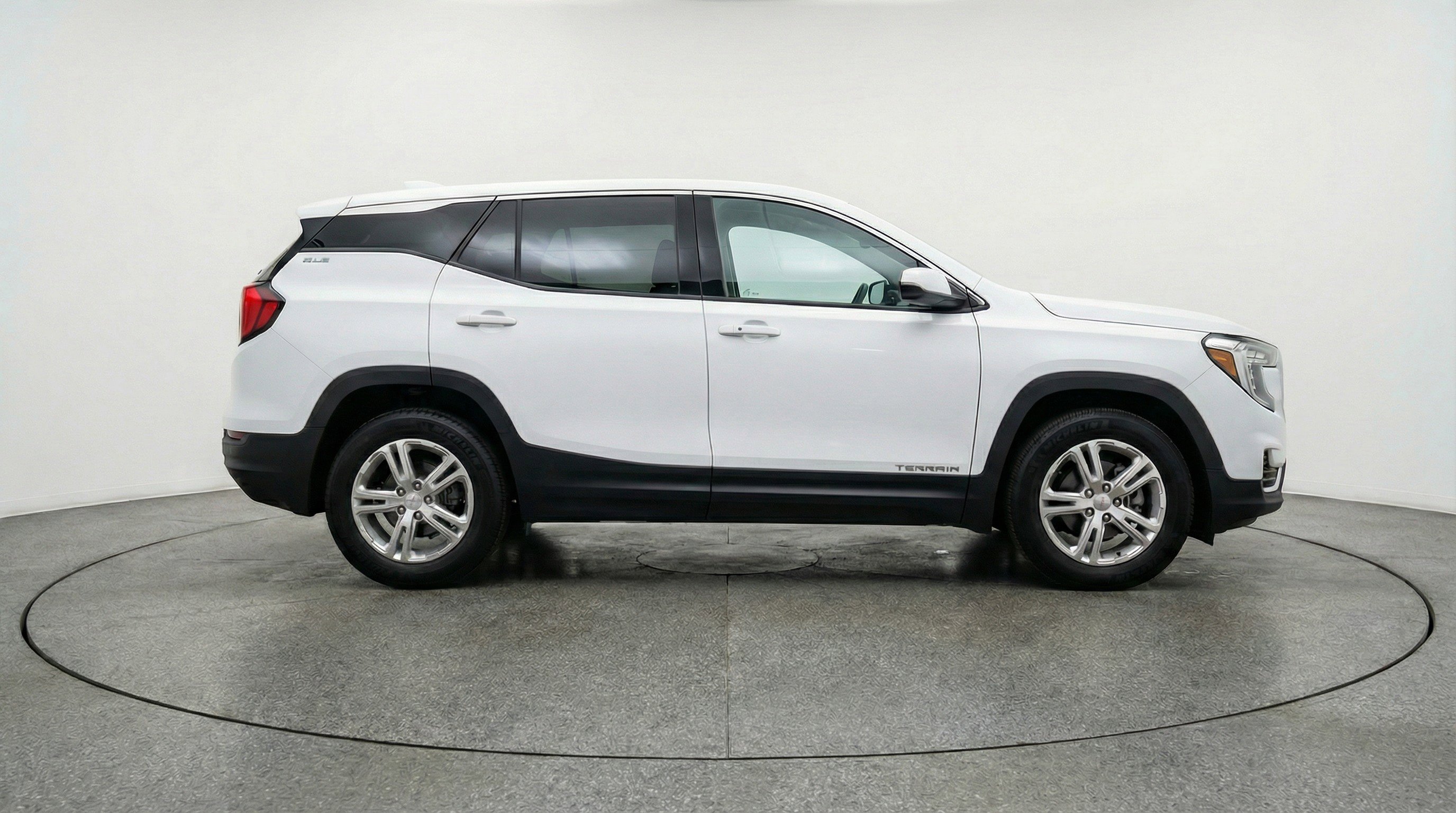 Used 2024 GMC Terrain SLE image 11