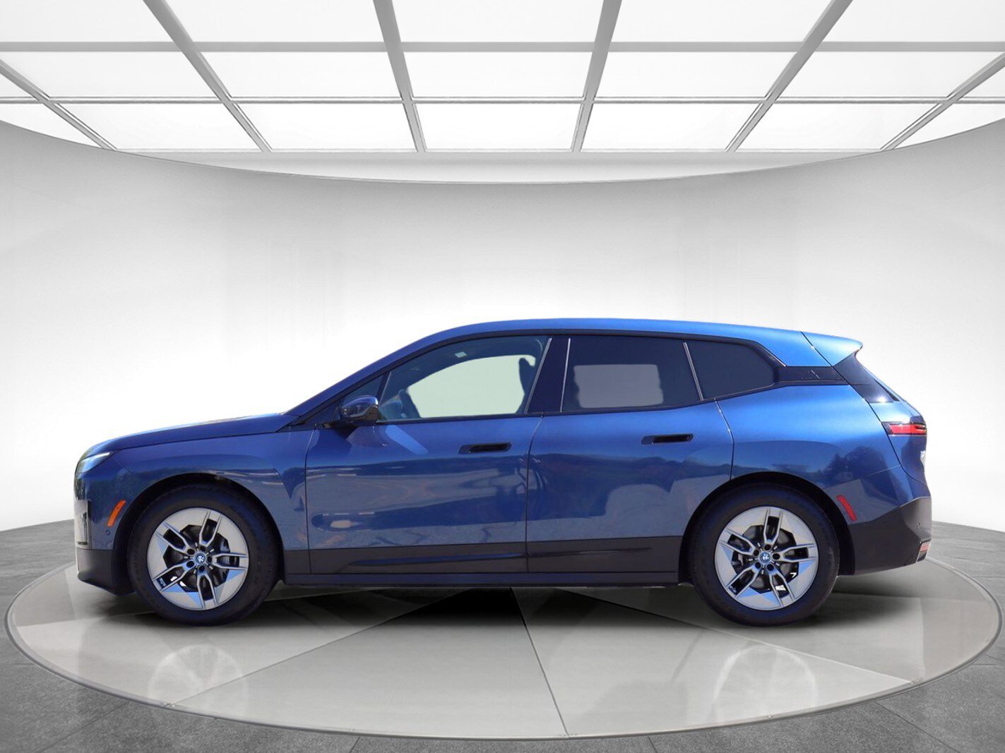 Used 2022 BMW iX xDrive50 w/ Convenience Package AWD/4WD image 5