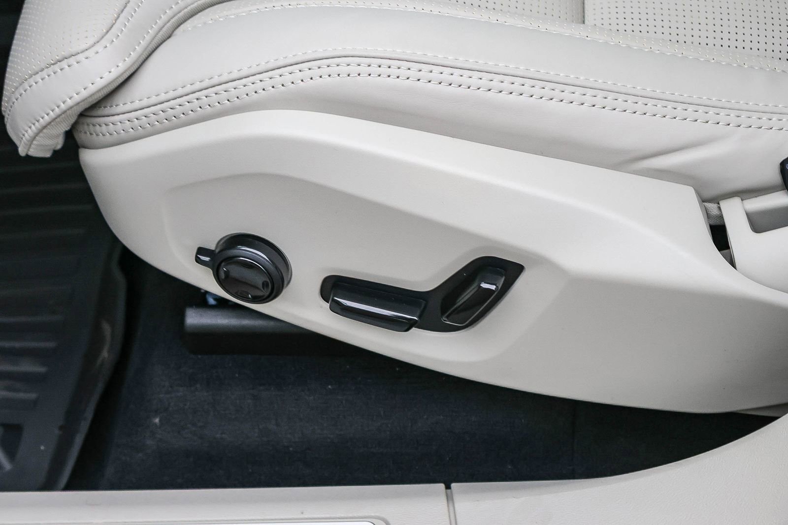 New 2026 Volvo XC60 T8 Ultra w/ Climate Package image 31