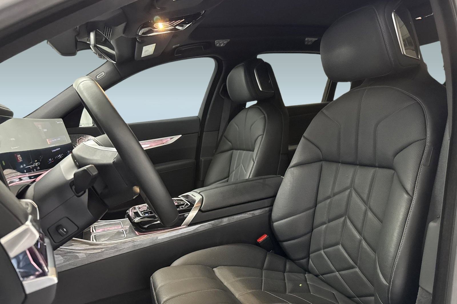 Used 2023 BMW i7 xDrive60 image 22