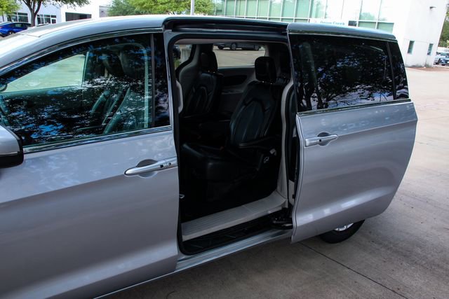 Used 2023 Chrysler Pacifica Touring-L image 38
