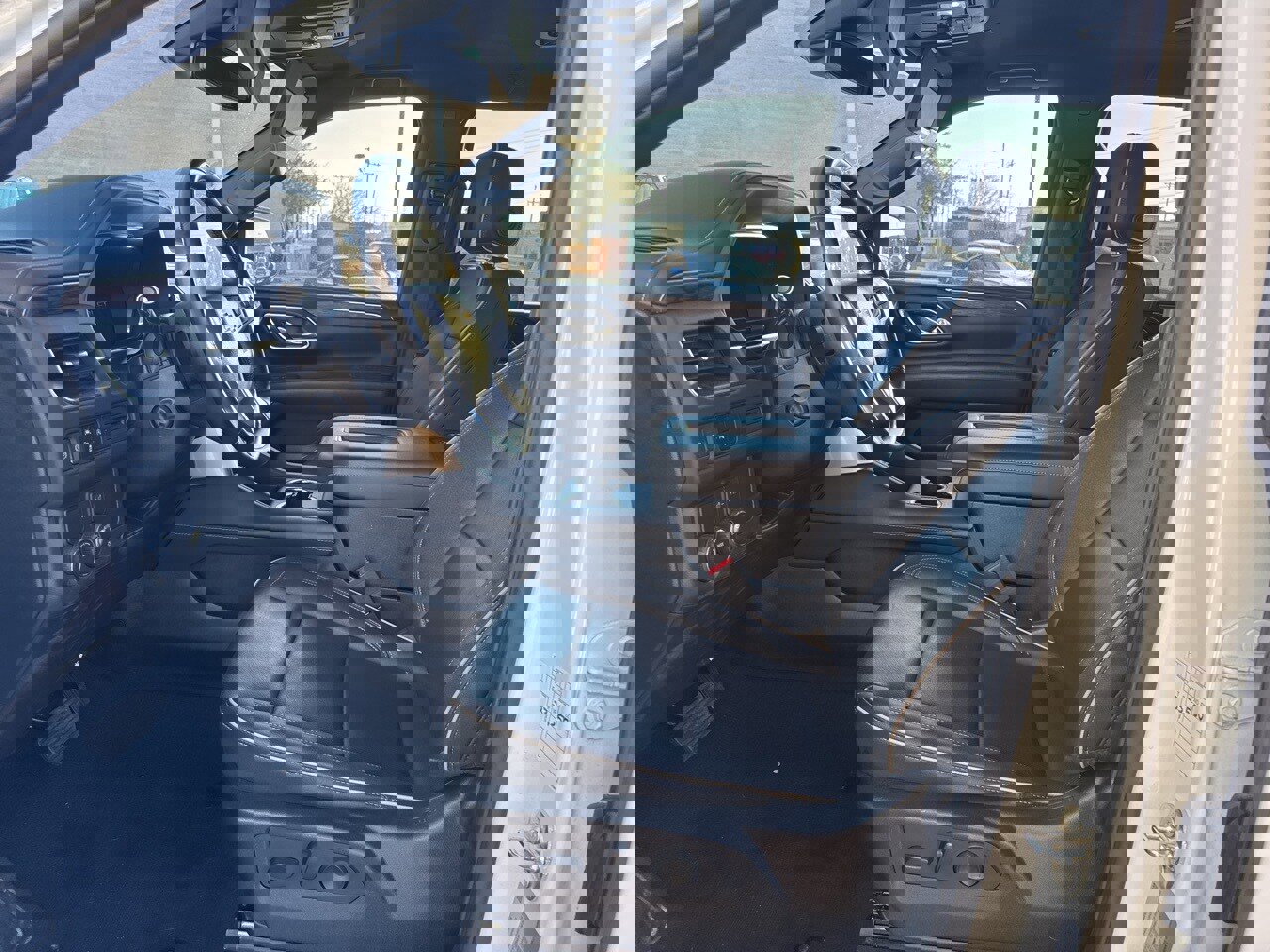 Used 2023 Chevrolet Suburban Premier image 9