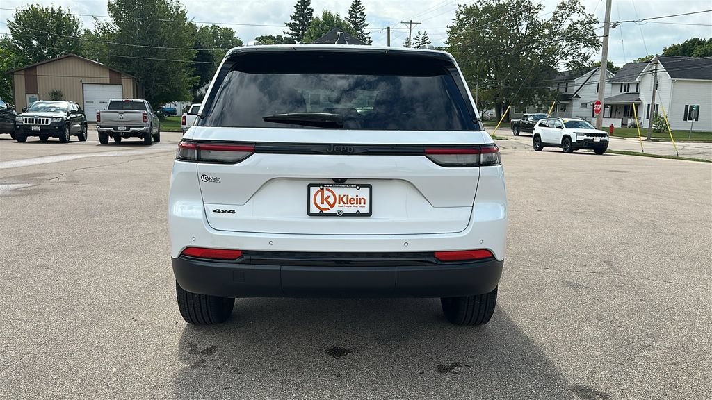Used 2025 Jeep Grand Cherokee Altitude AWD/4WD image 7