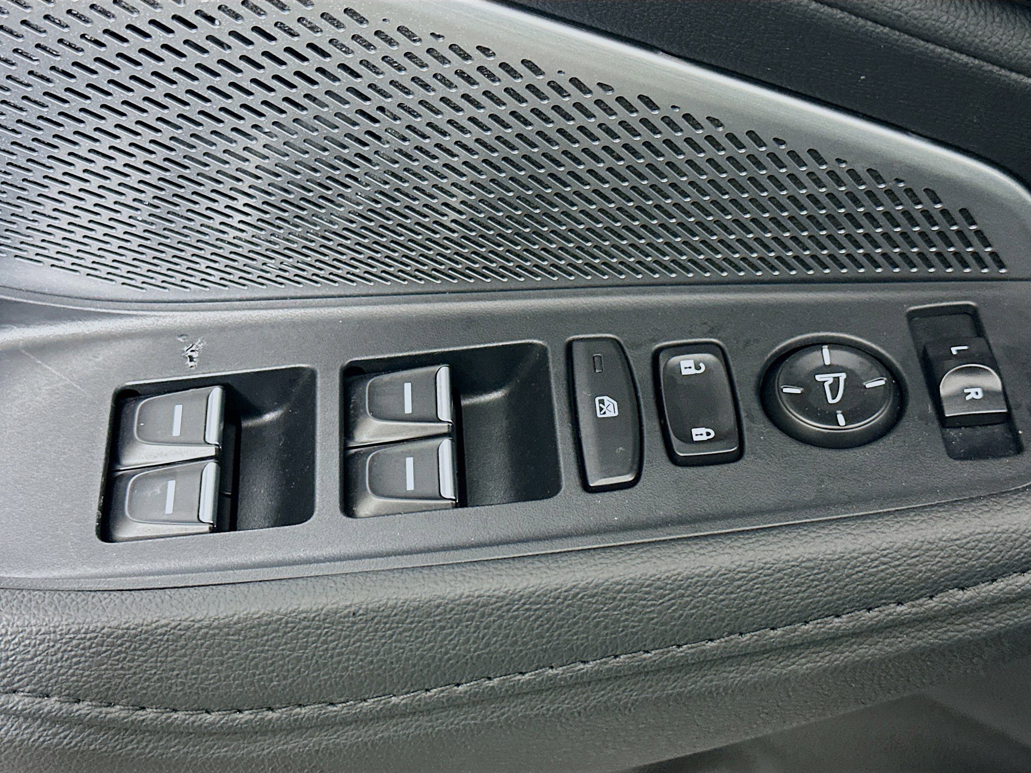 Used 2025 Acura MDX FWD image 15