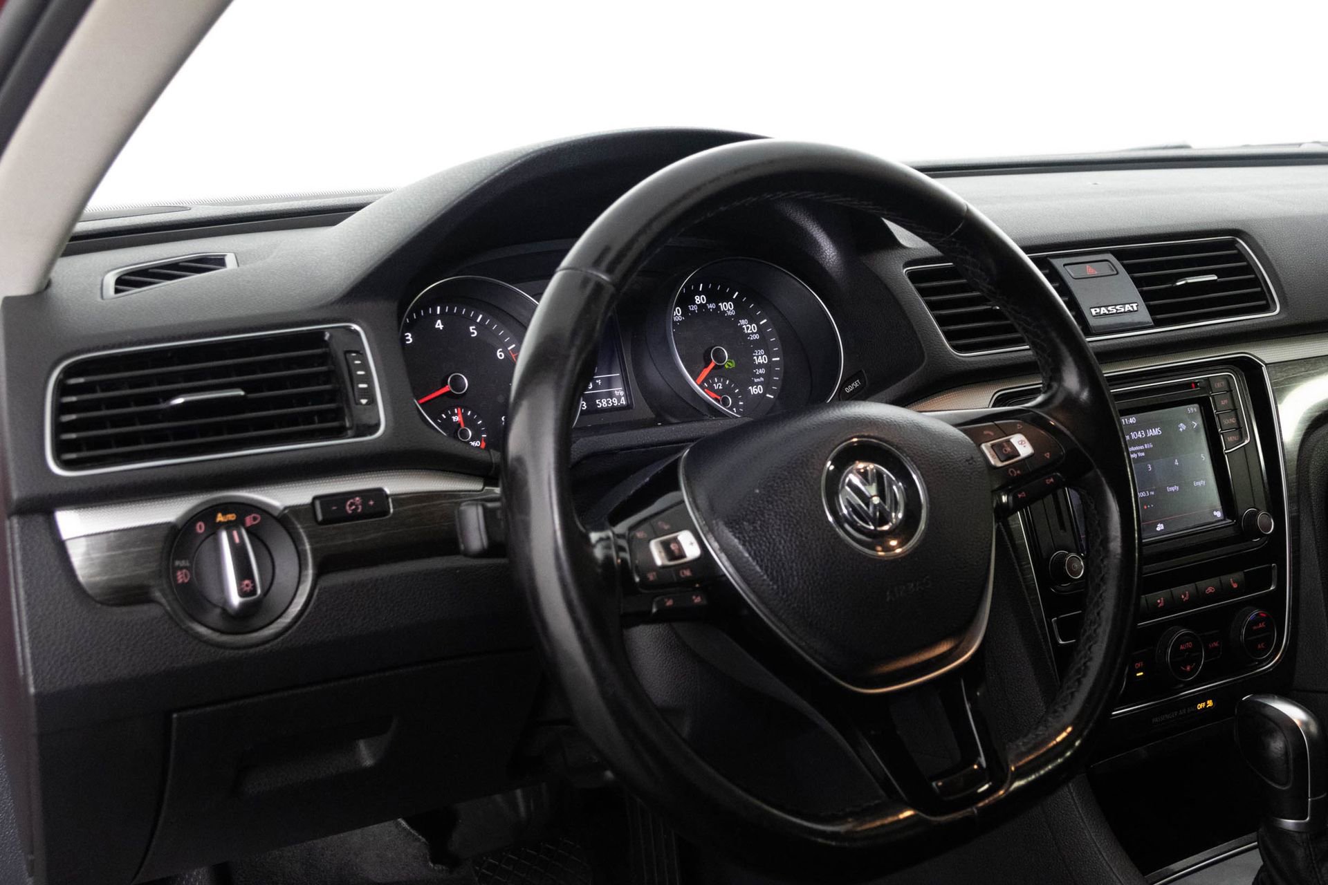 Used 2018 Volkswagen Passat 2.0T SE w/ SE Lighting Package image 33