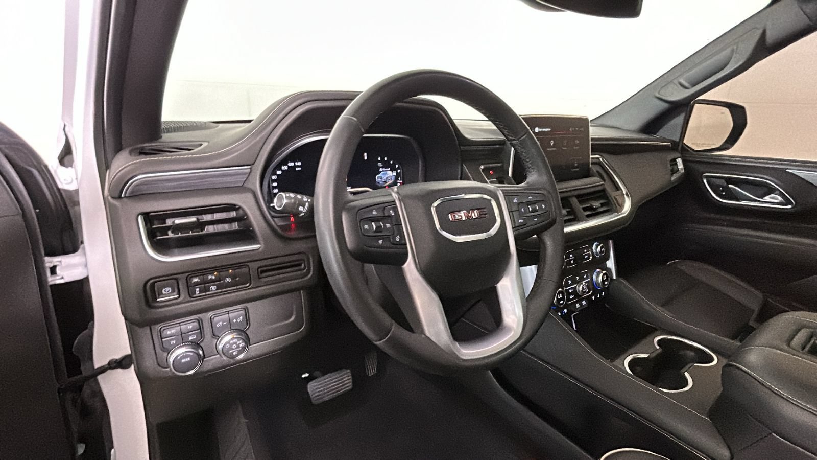 Used 2023 GMC Yukon SLT w/ SLT Premium Package AWD/4WD image 16
