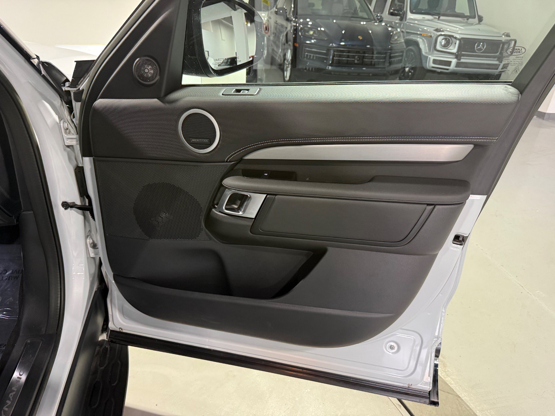 Used 2023 Land Rover Discovery S R-Dynamic AWD/4WD image 41