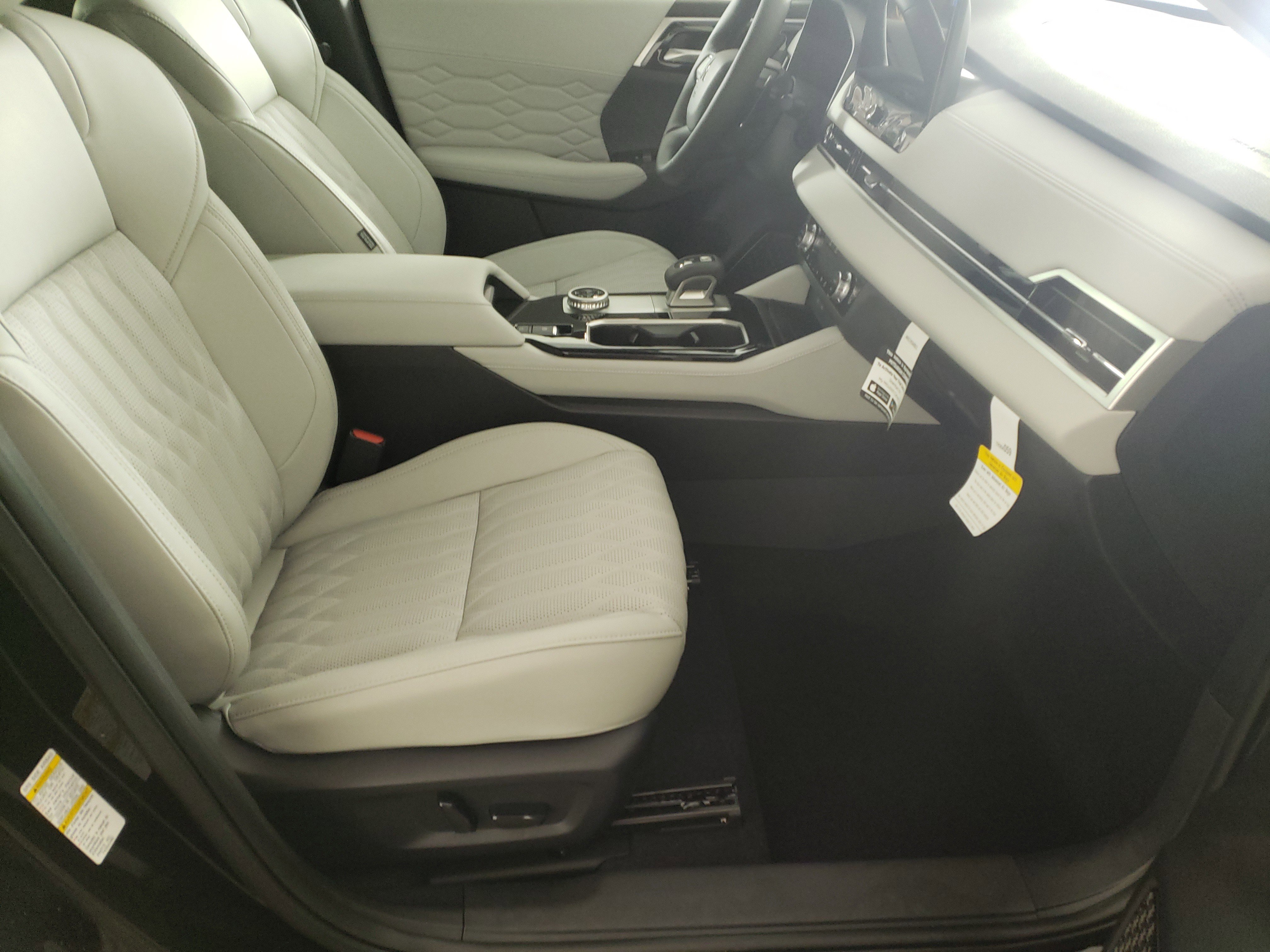 New 2025 Mitsubishi Outlander AWD image 15