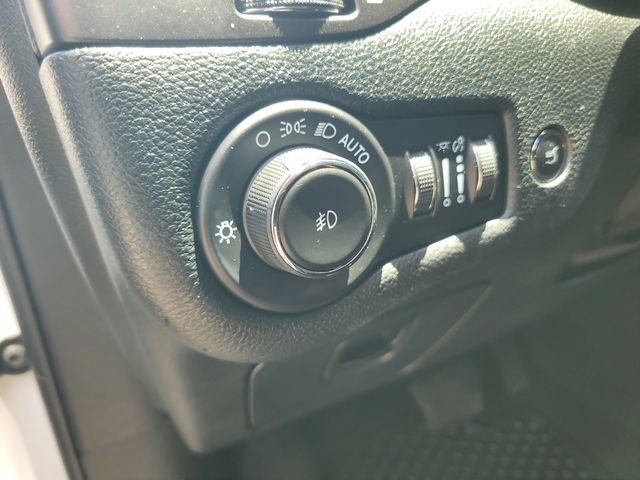 Used 2022 Jeep Cherokee Trailhawk w/ Comfort/Convenience Group AWD/4WD image 17