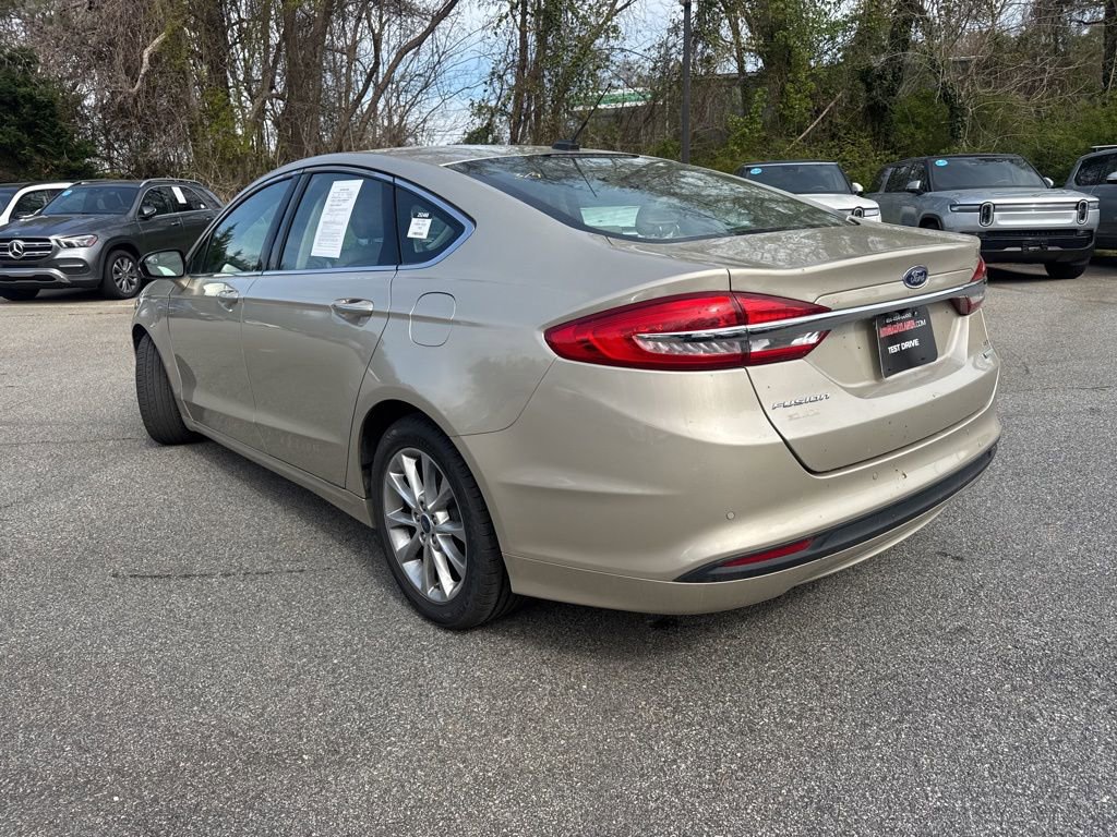 Used 2017 Ford Fusion SE w/ Fusion SE Technology Package FWD image 2