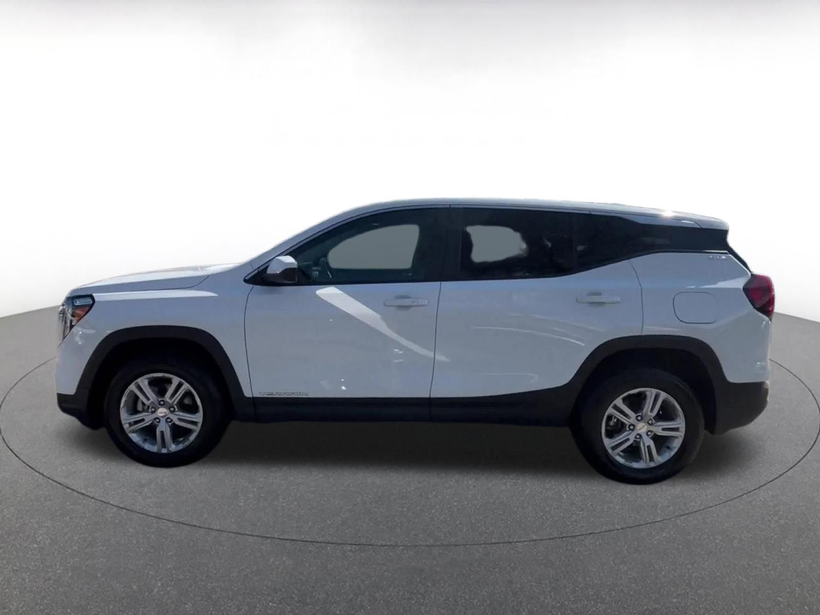 Used 2024 GMC Terrain SLE image 9