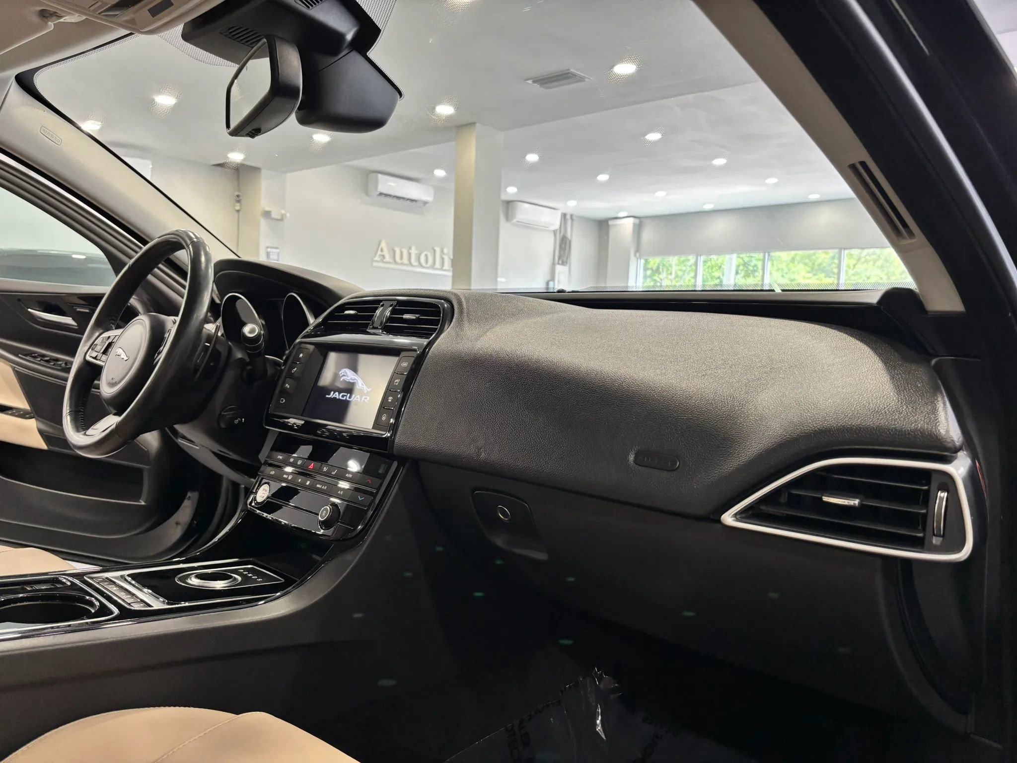 Used 2017 Jaguar XE Premium RWD image 10