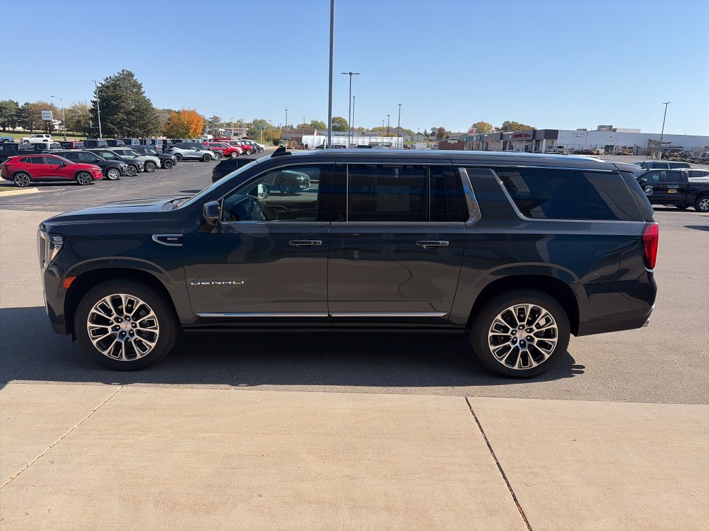 Used 2021 GMC Yukon XL Denali w/ Denali Premium Package AWD/4WD image 5