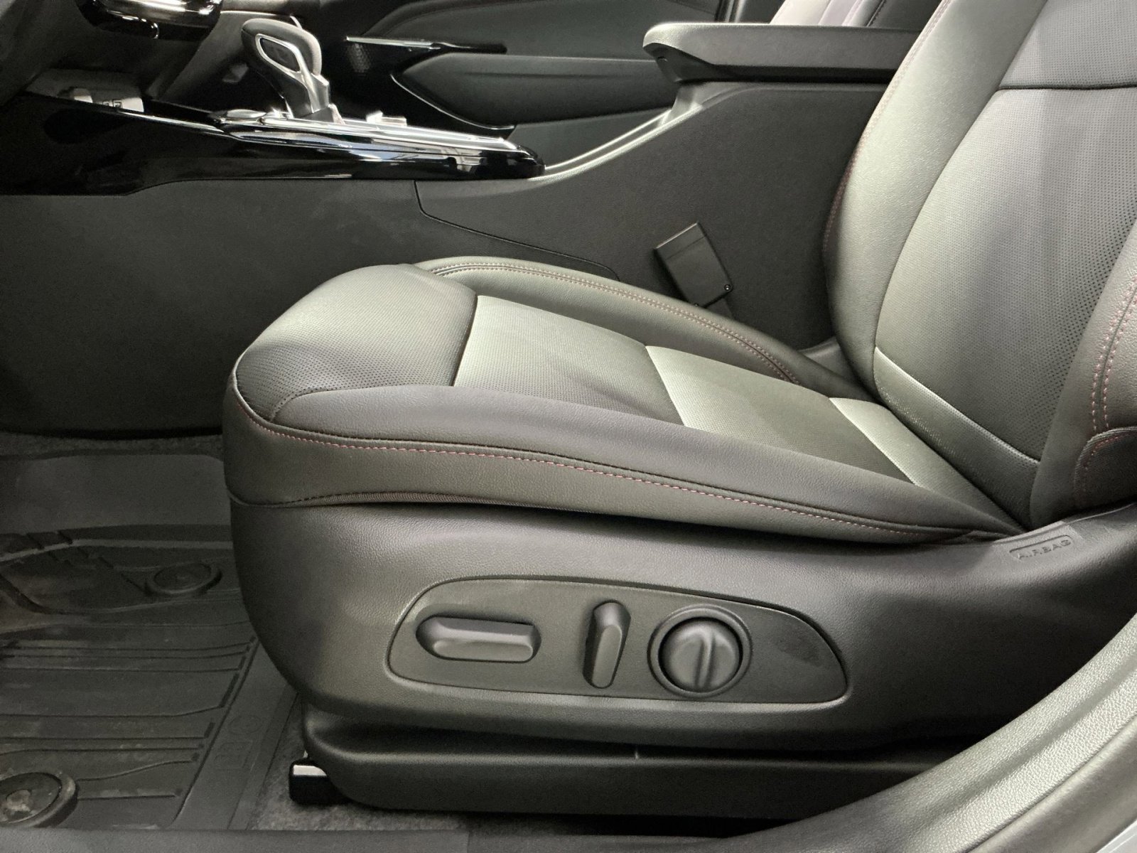 New 2026 Chevrolet Trax RS w/ Sunroof Package image 22