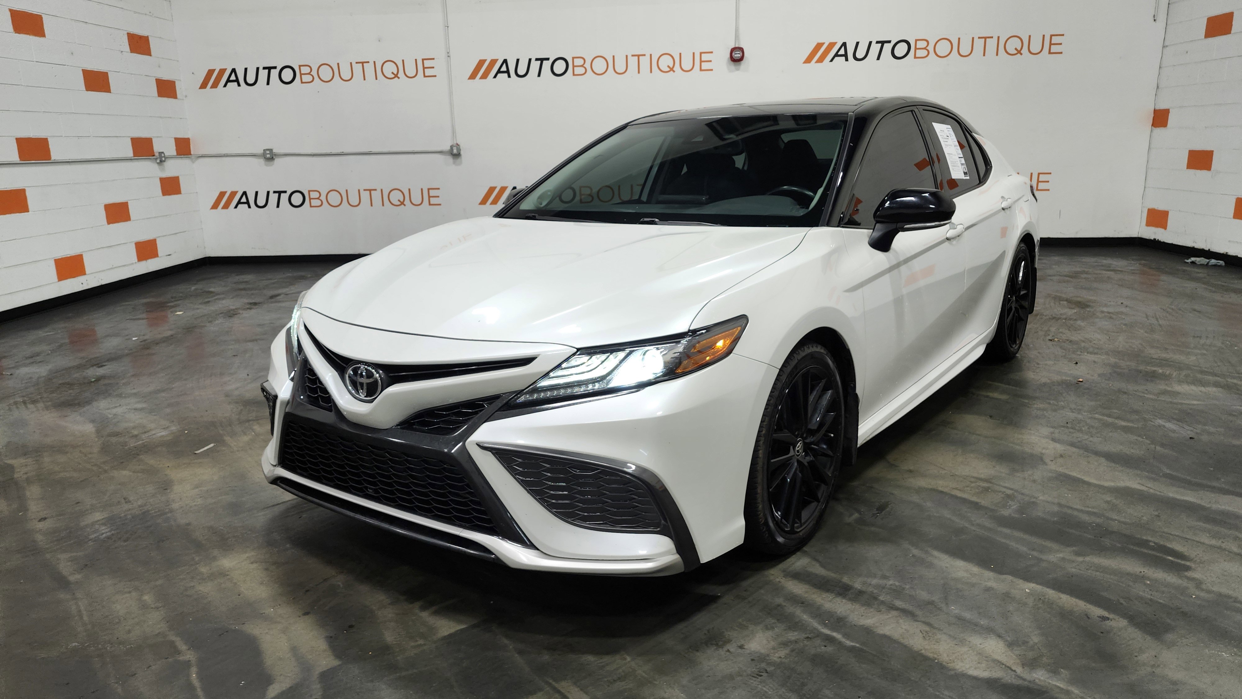 Used 2021 Toyota Camry XSE image 11