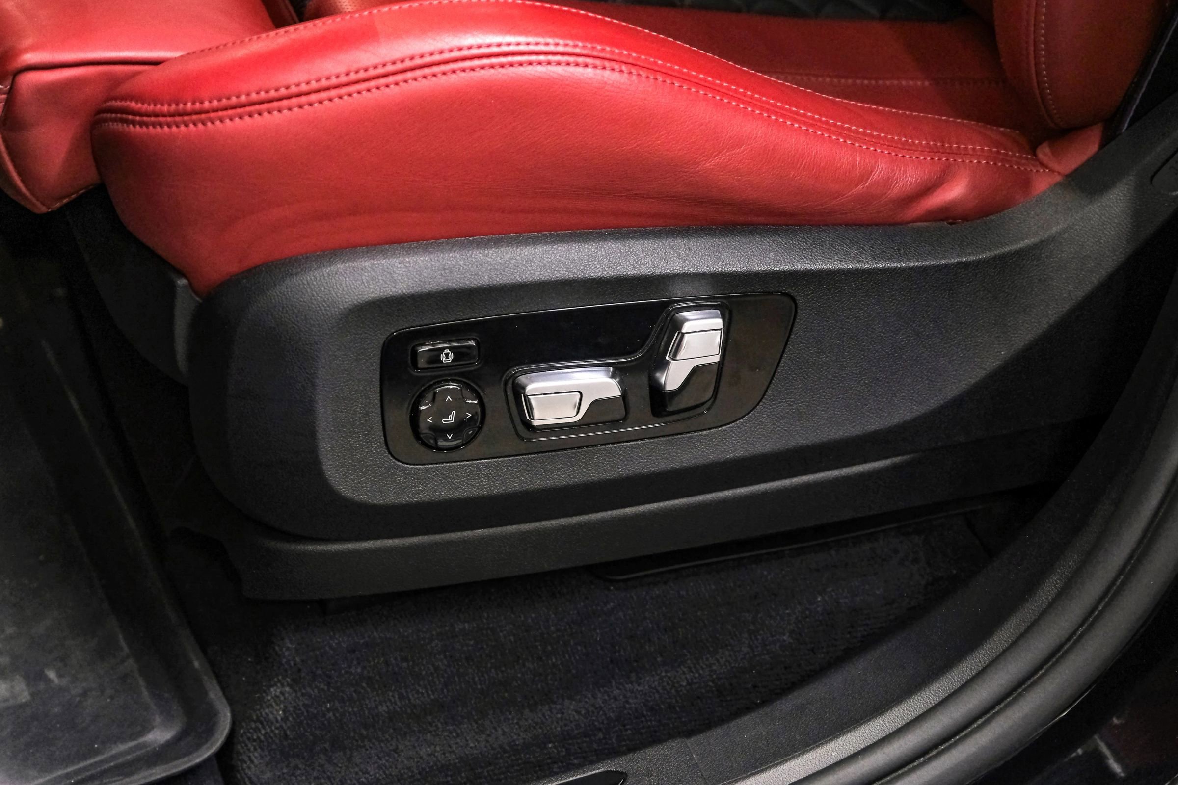 Used 2020 BMW X5 M Competition w/ Executive Package image 37