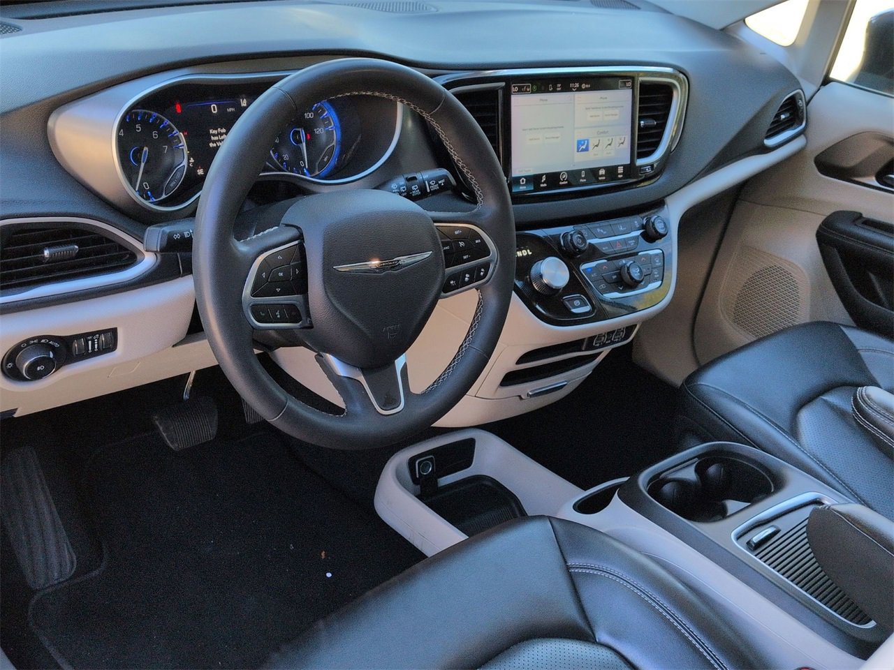 Used 2023 Chrysler Pacifica Touring-L image 9