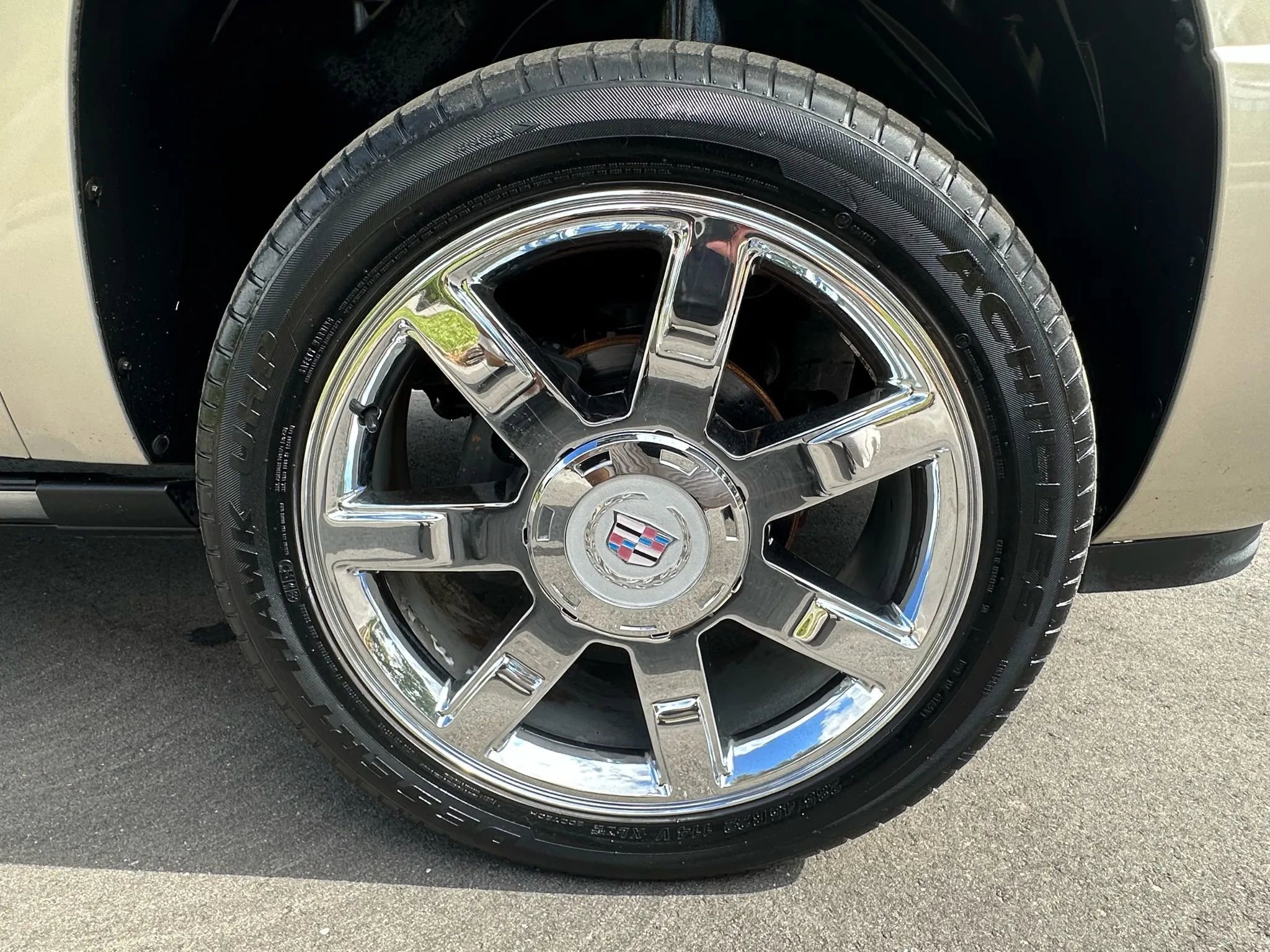 Used 2010 Cadillac Escalade Premium image 15