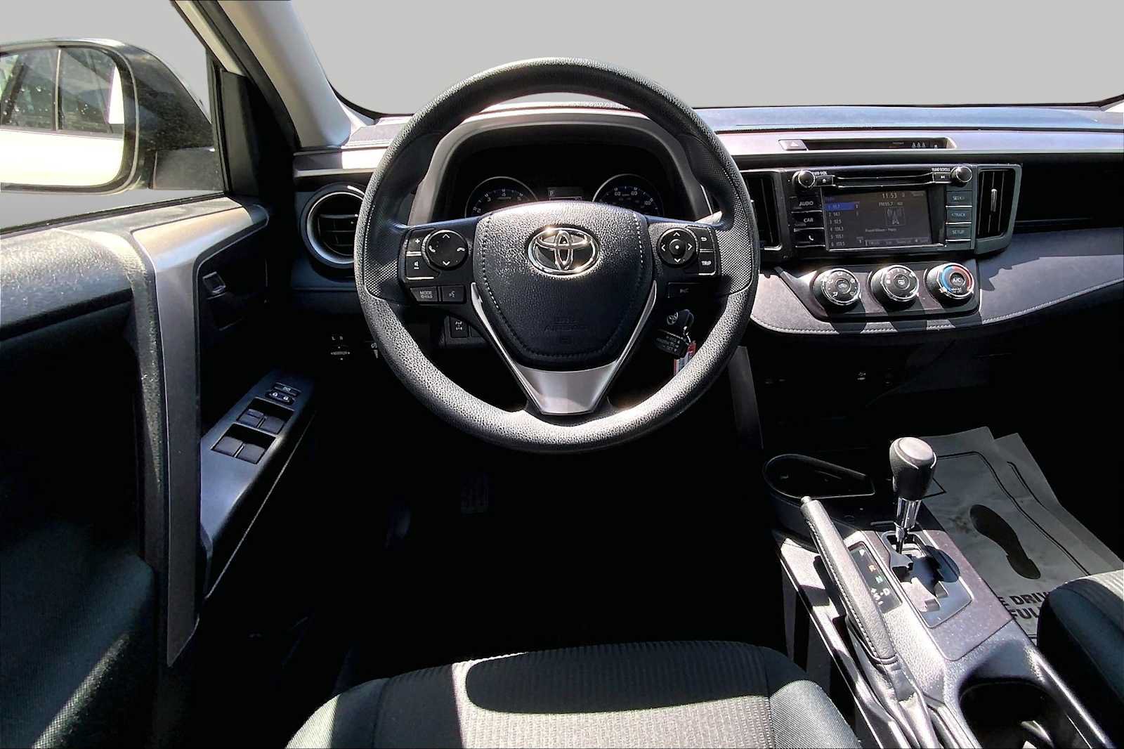 Used 2018 Toyota RAV4 LE AWD/4WD image 6