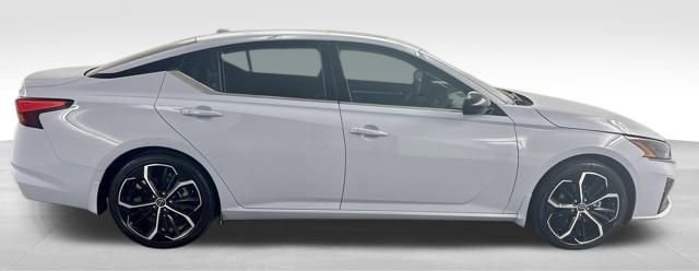 Used 2024 Nissan Altima 2.5 SR w/ SR Premium Package image 10