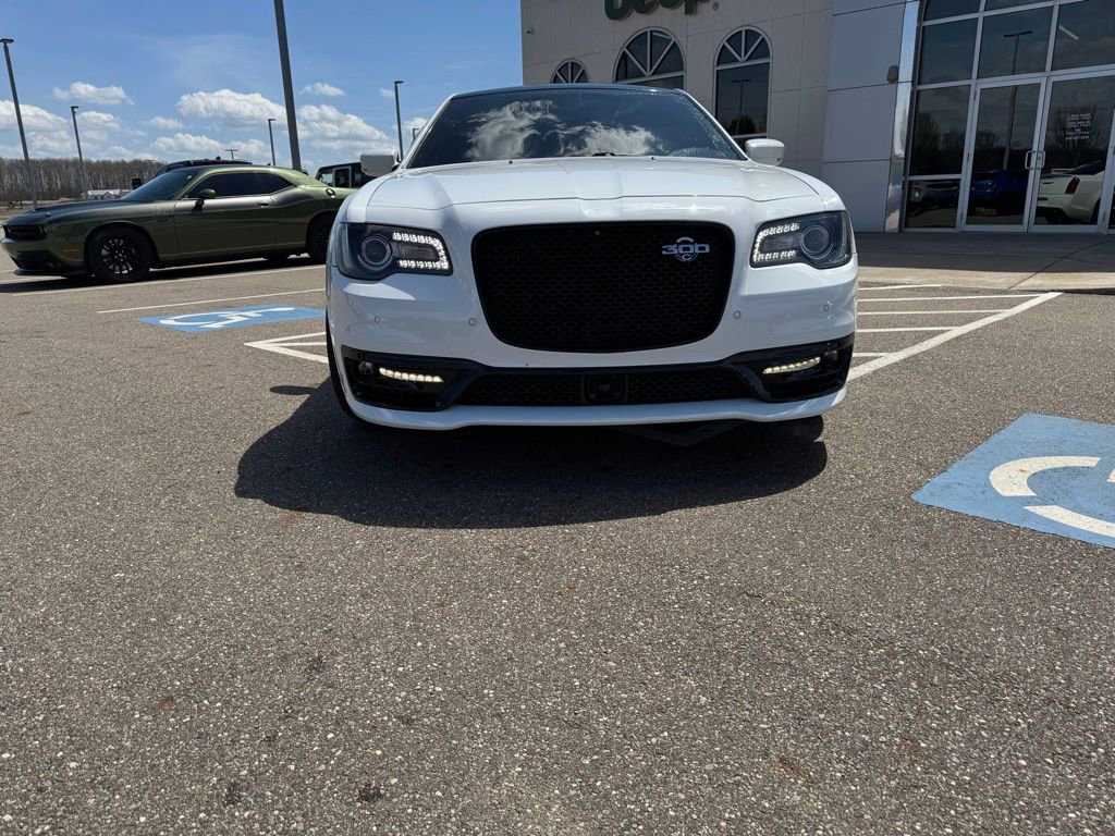 Used 2023 Chrysler 300 C image 3