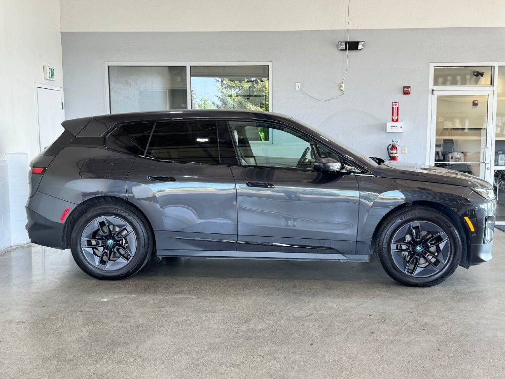 Used 2024 BMW iX xDrive50 AWD/4WD image 4