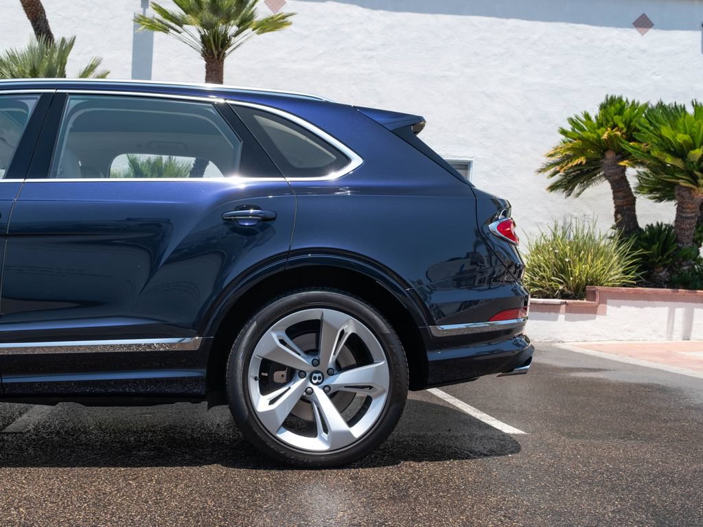 Used 2024 Bentley Bentayga AWD/4WD image 28