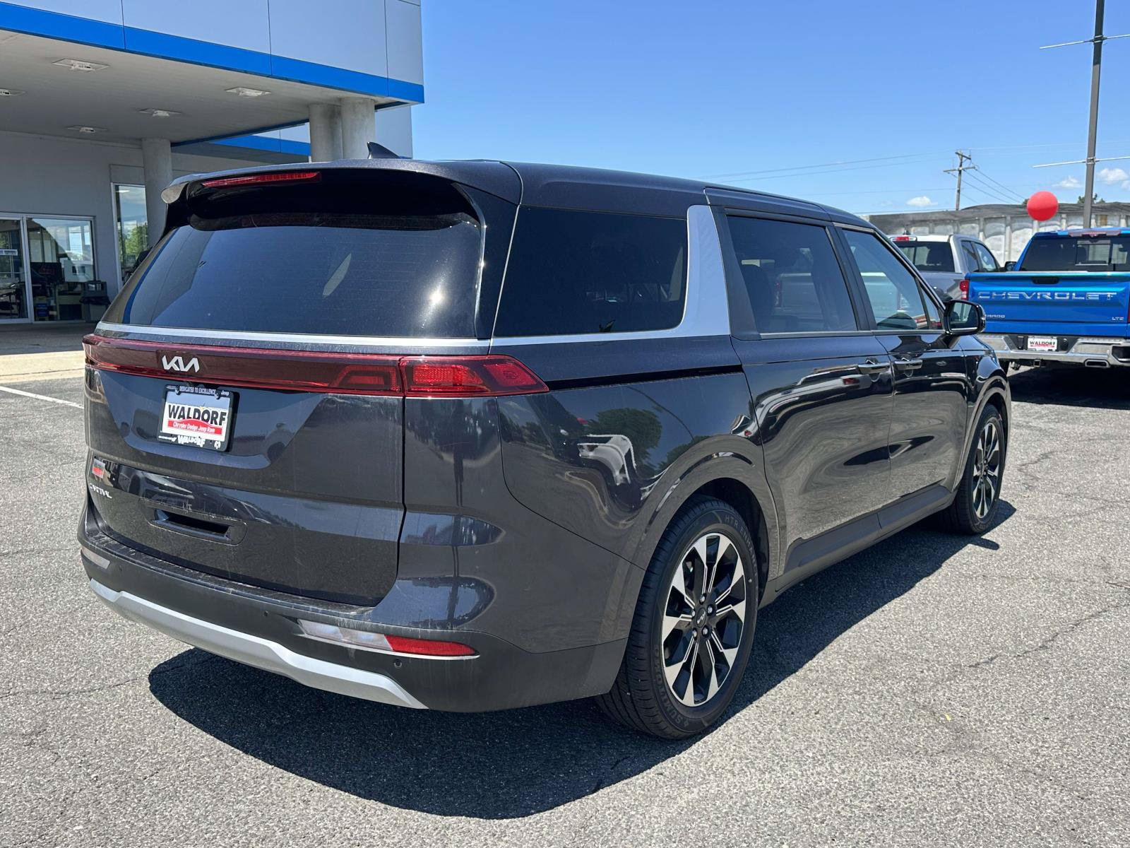 Used 2024 Kia Carnival EX FWD image 5
