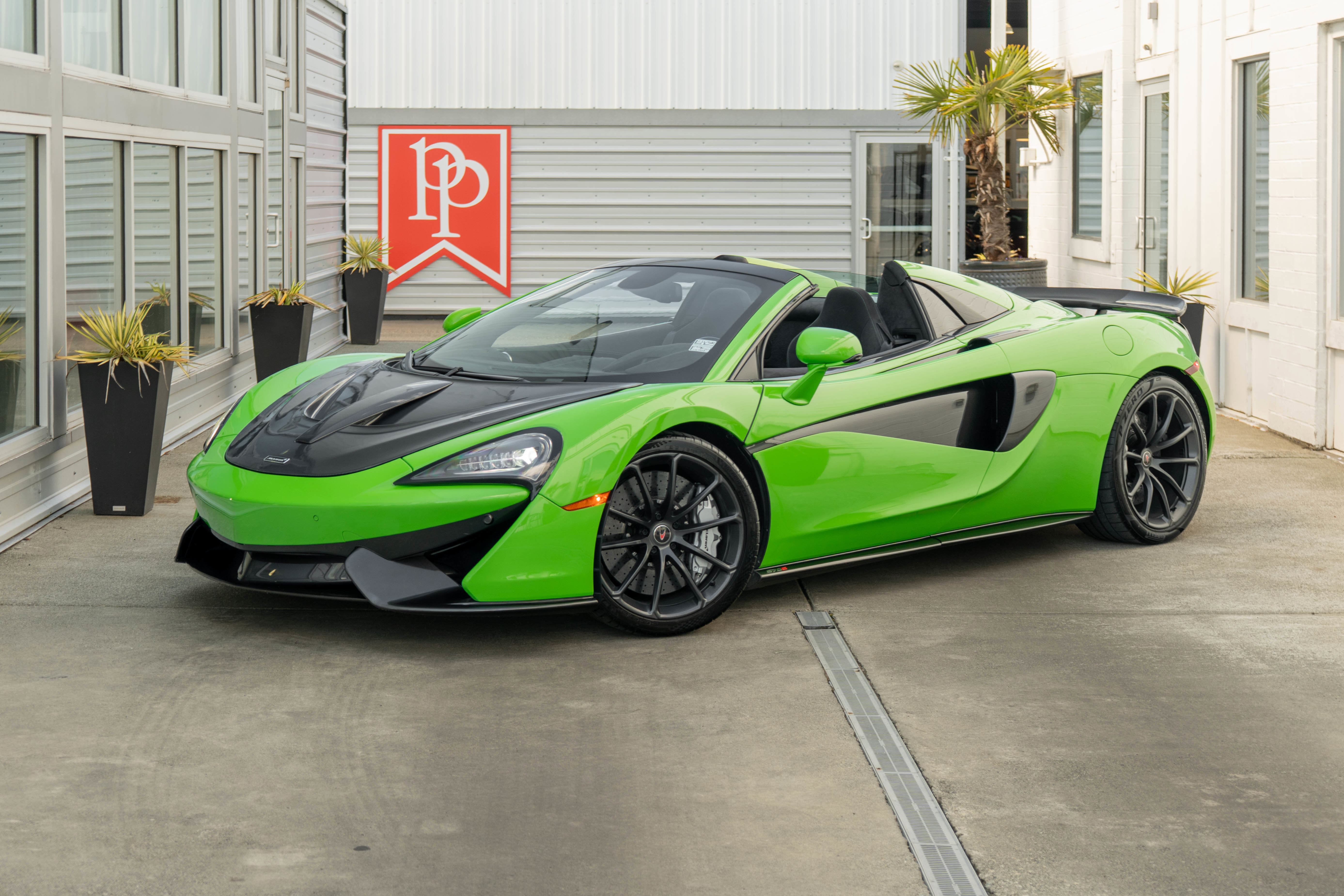 Used 2018 McLaren 570S Spider RWD image 2
