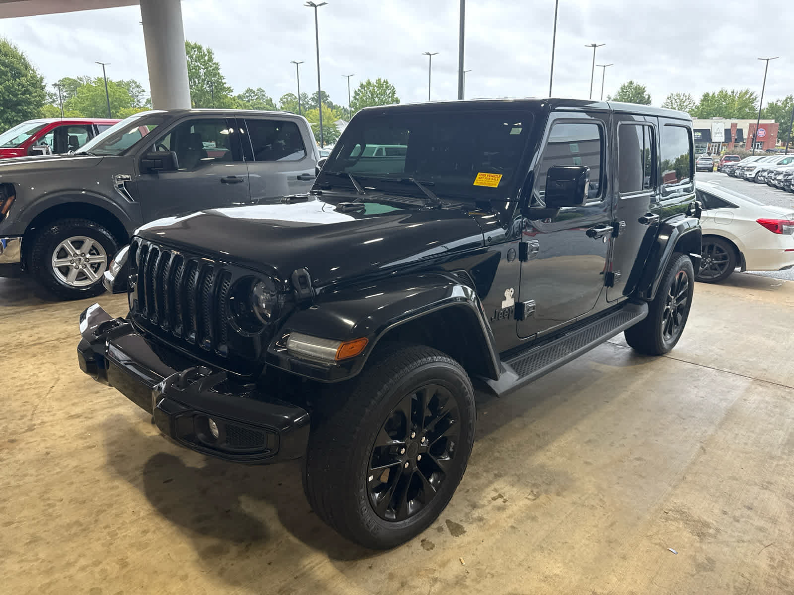 Used 2023 Jeep Wrangler Unlimited Sahara AWD/4WD image 3