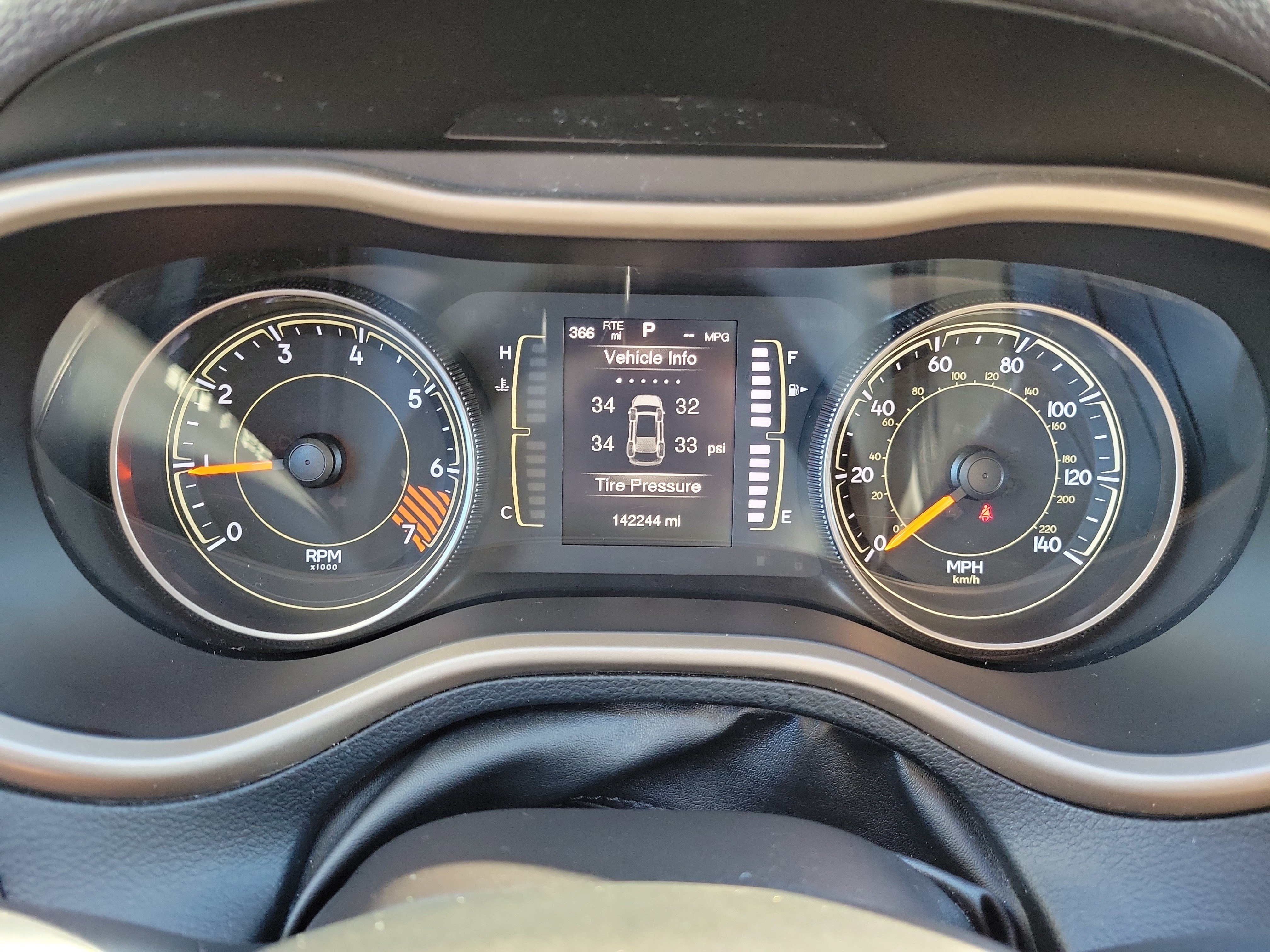 Used 2015 Jeep Cherokee Latitude w/ Cold Weather Group FWD image 25