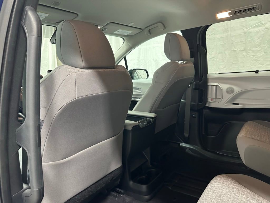 Used 2025 Toyota Sienna LE FWD image 48