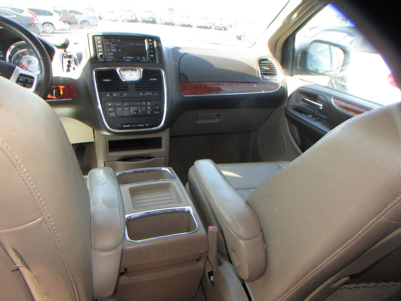 Used 2015 Chrysler Town & Country Touring image 18