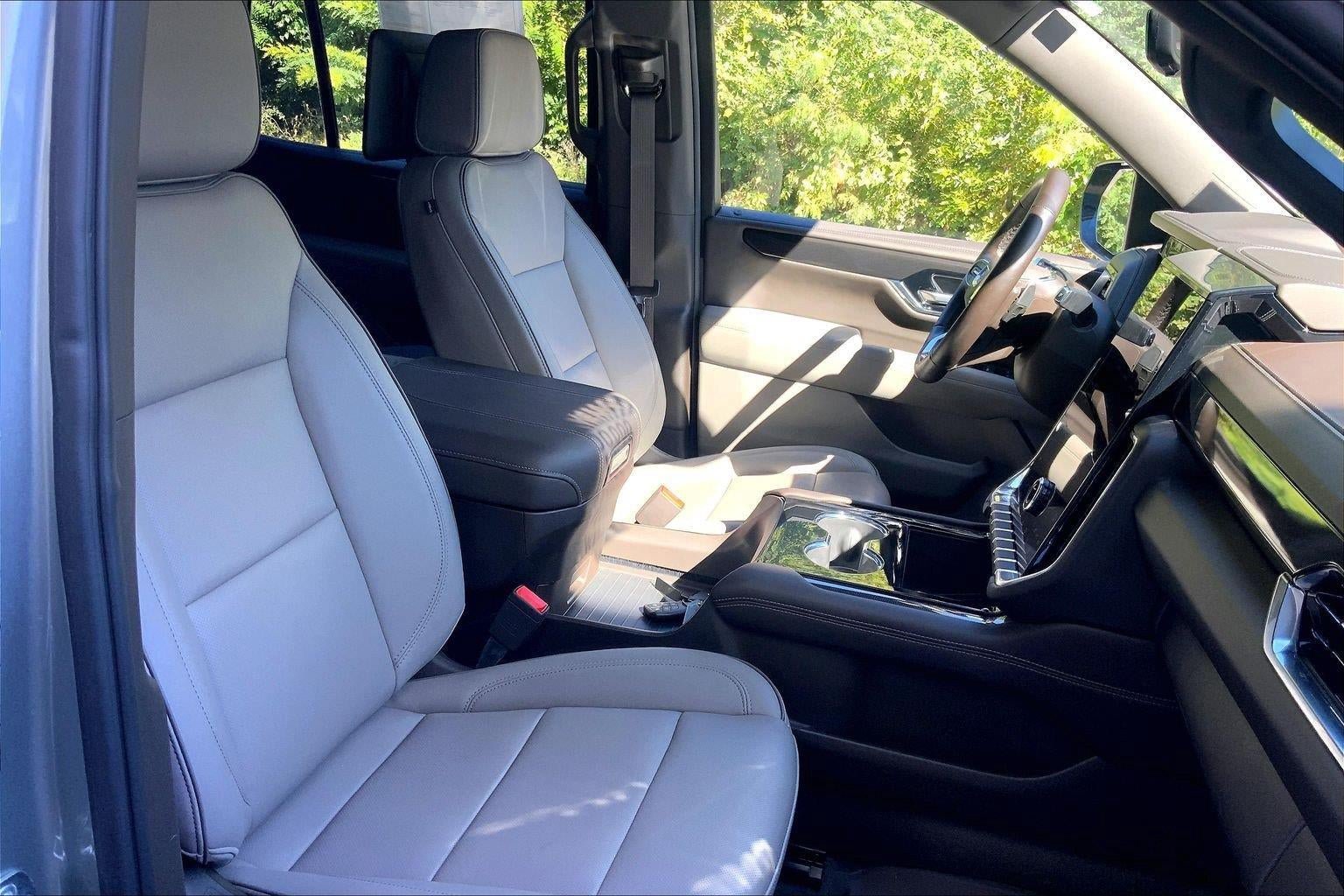 Used 2025 GMC Yukon Elevation w/ Elevation Premium Package AWD/4WD image 7