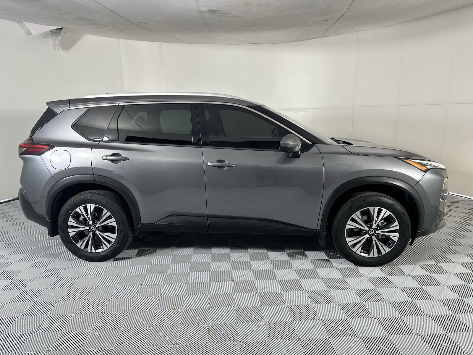Used 2021 Nissan Rogue SV w/ Premium Package image 9