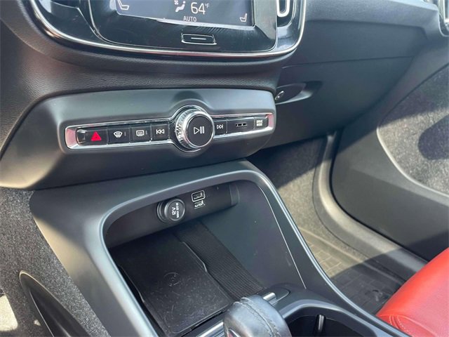 Used 2020 Volvo XC40 T5 Momentum w/ Protection Package Premier image 30