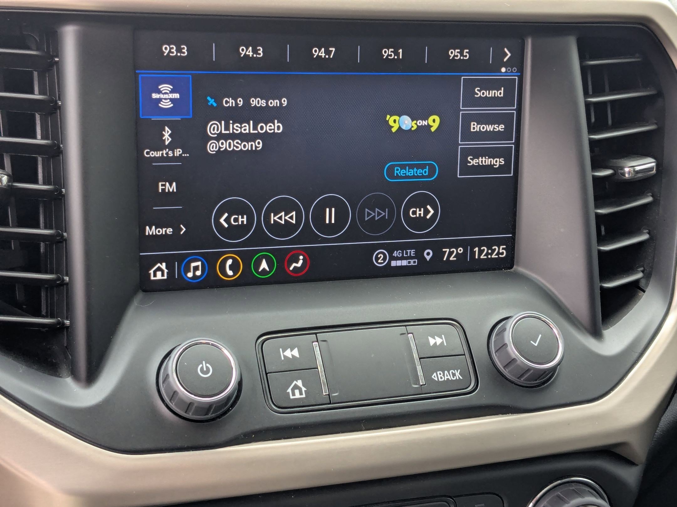 Used 2022 GMC Acadia Denali w/ Denali Technology Package image 24