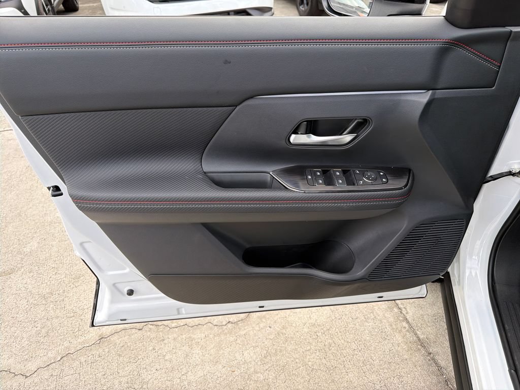 New 2026 Nissan Kicks SR w/ SR Premium Package FWD image 17