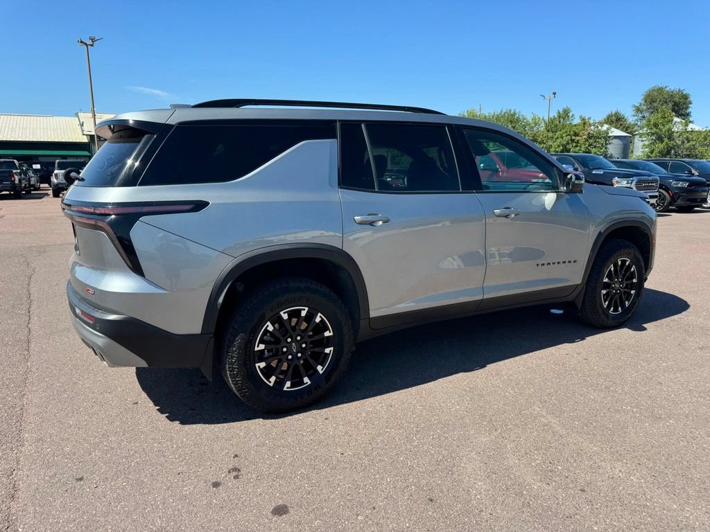 Used 2025 Chevrolet Traverse Z71 AWD/4WD image 2