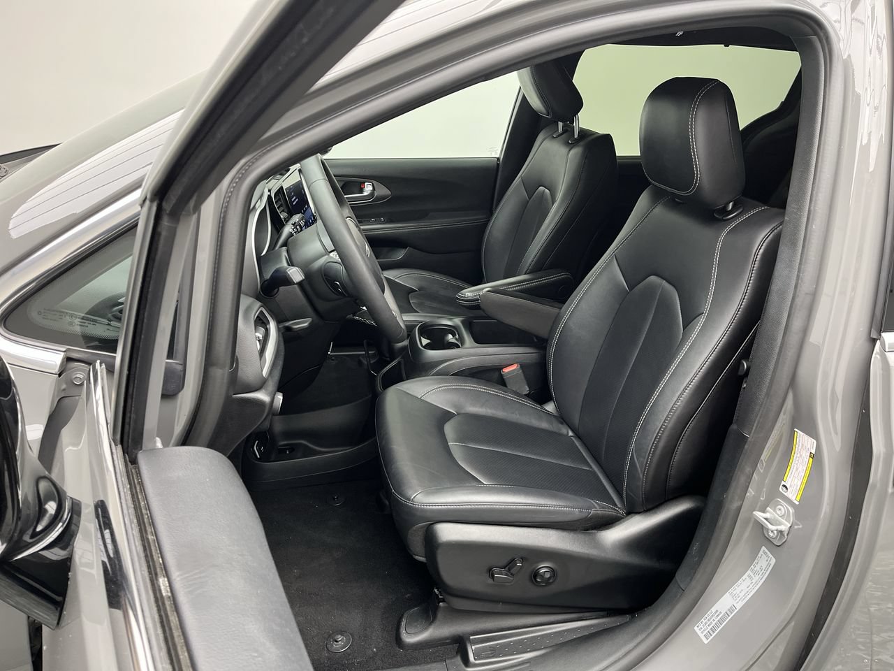 Used 2025 Chrysler Pacifica Select FWD image 9