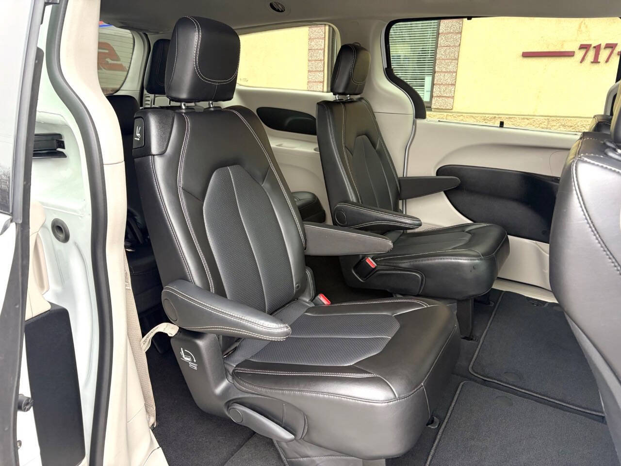 Used 2024 Chrysler Pacifica Touring-L FWD image 11