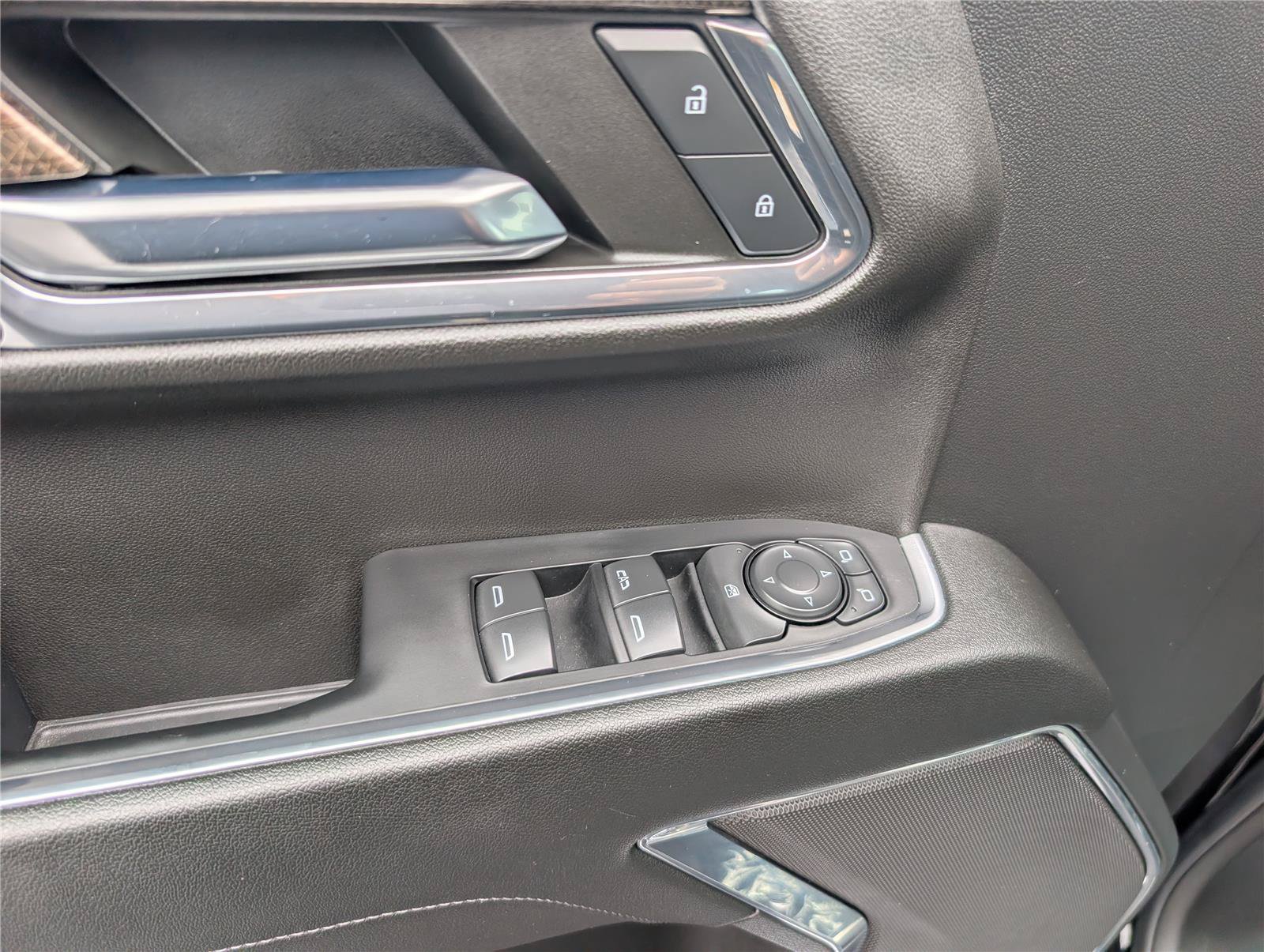 Used 2023 Chevrolet Silverado 1500 LT AWD/4WD image 18