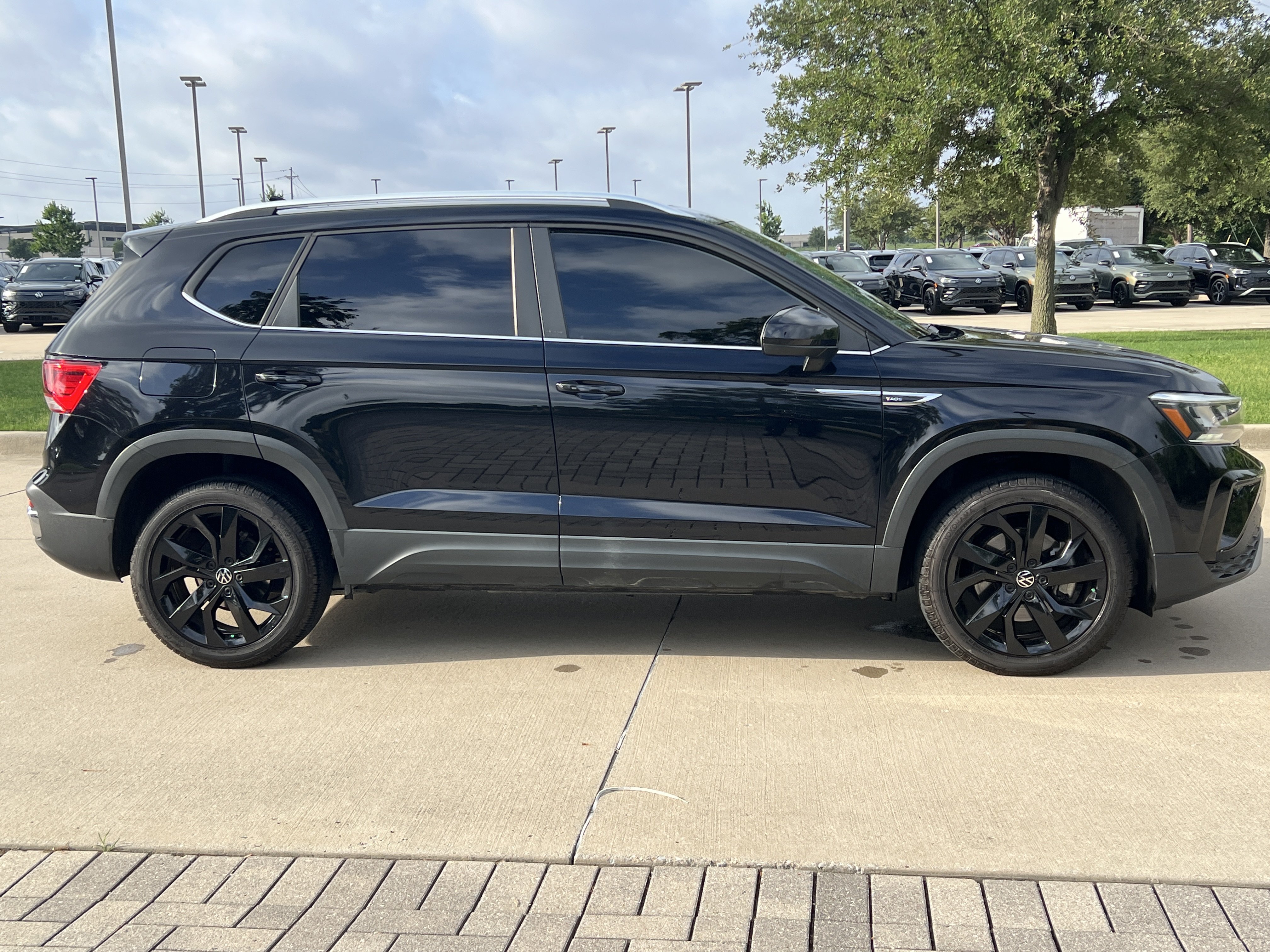 Used 2022 Volkswagen Taos SE w/ Panoramic Sunroof Package FWD image 11