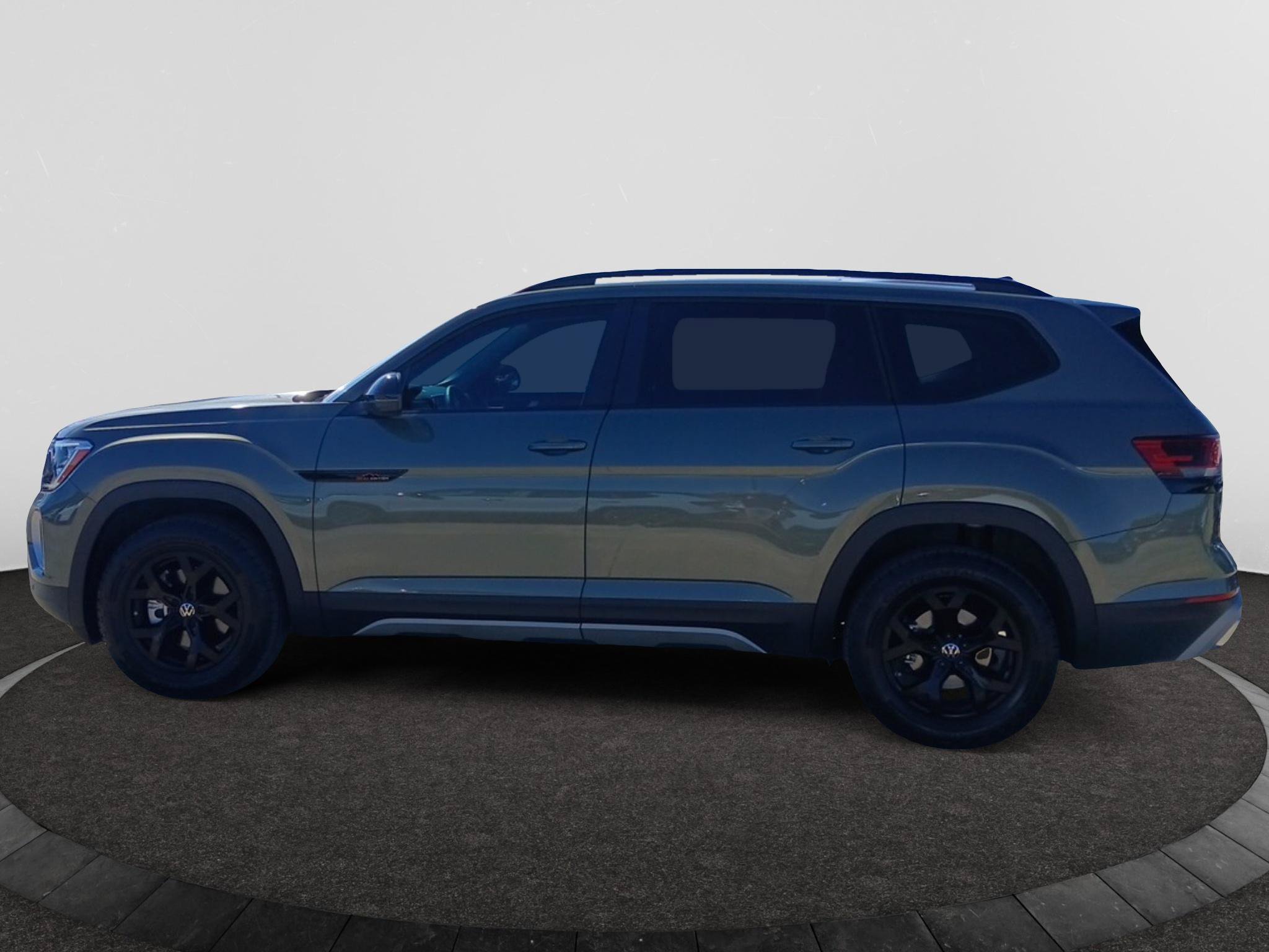 Used 2025 Volkswagen Atlas Peak Edition SE AWD/4WD image 4