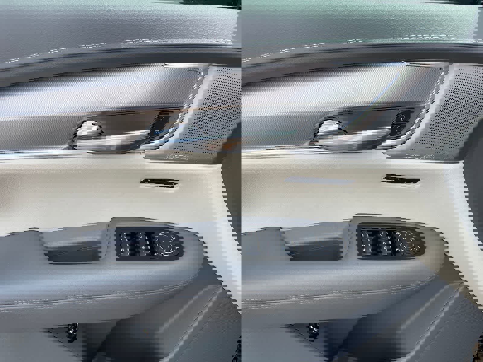 Used 2022 Cadillac XT5 Premium Luxury w/ Technology Package image 12