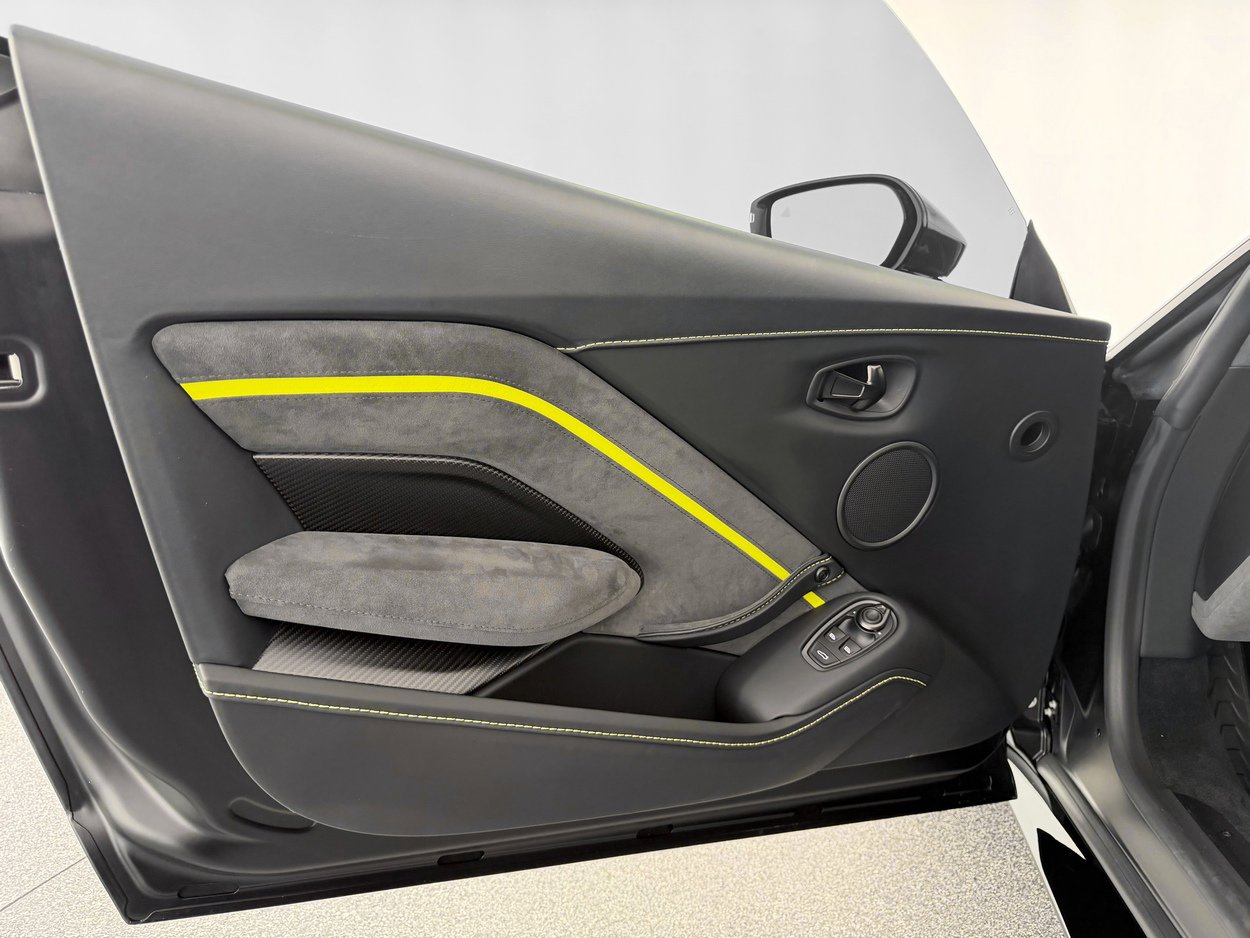 Used 2022 Aston Martin V8 Vantage Coupe image 14