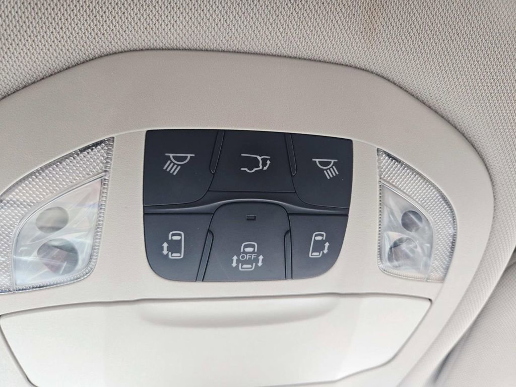 Used 2018 Chrysler Pacifica Limited image 34