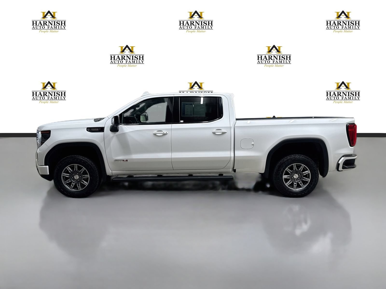 Used 2024 GMC Sierra 1500 AT4 w/ Technology Package AWD/4WD image 9
